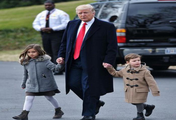 Donald Trump Ajak Jalan-jalan Dua Cucunya